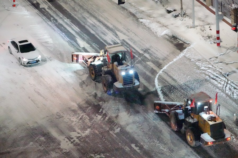 Una máquina quitanieves limpia la nieve en la calle Yantai, provincia de Shandong, en el este de China, el 16 de diciembre de 2023. (Xinhua/Tang Ke)