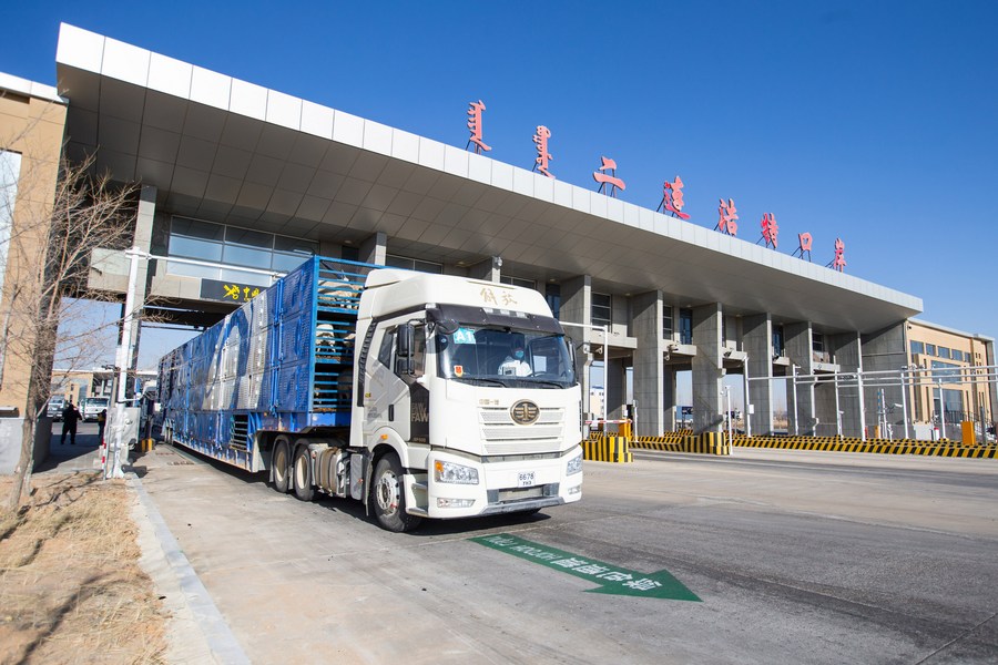 Un camión pasa por la estación de inspección fronteriza de Erenhot, en la región autónoma de Mongolia Interior, en el norte de China, el 13 de noviembre de 2020.  (Xinhua/Guo Pengjie)