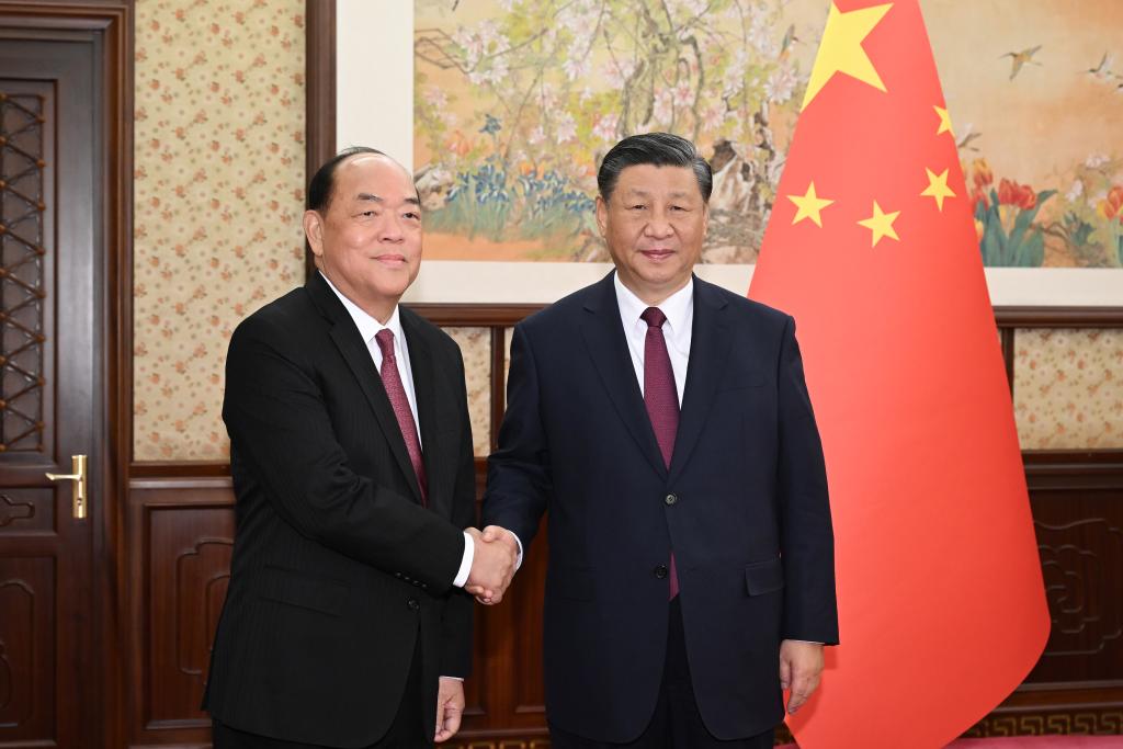 Xi escucha informe del jefe ejecutivo de RAE de Macao