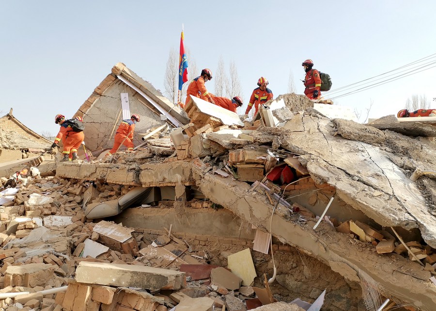 Rescatistas trabajan en el poblado de Dahejia del distrito autónomo de las etnias bao'an, dongxiang y sala de Jishishan de la prefectura autónoma de la etnia hui de Linxia, en la provincia de Gansu, en el noroeste de China, el 19 de diciembre de 2023. (Xinhua/Zhang Ling)