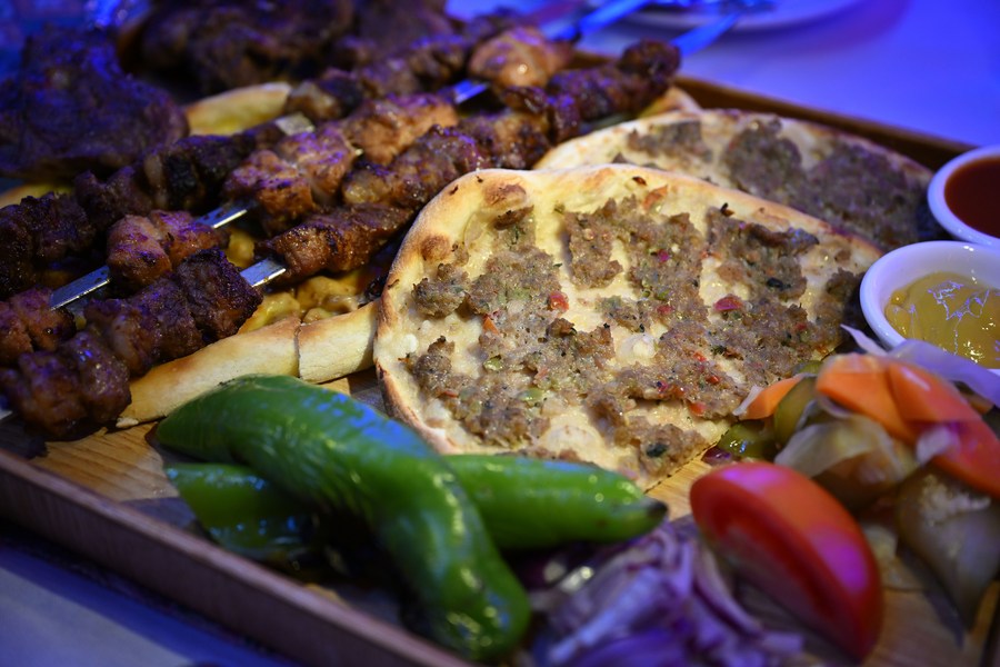 Imagen del 2 de noviembre de 2023 de un plato turco en Romantic Turkey, un restaurante de comida turca en Haikou, en la provincia de Hainan, en el sur de China. (Xinhua/Guo Cheng)