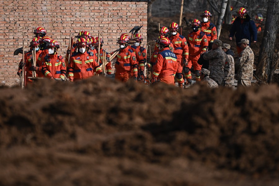 Rescatistas trabajan en la aldea Jintian del distrito de Minhe en la ciudad de Haidong, en la provincia noroccidental china de Qinghai, el 19 de diciembre de 2023. (Xinhua/Zhang Long)