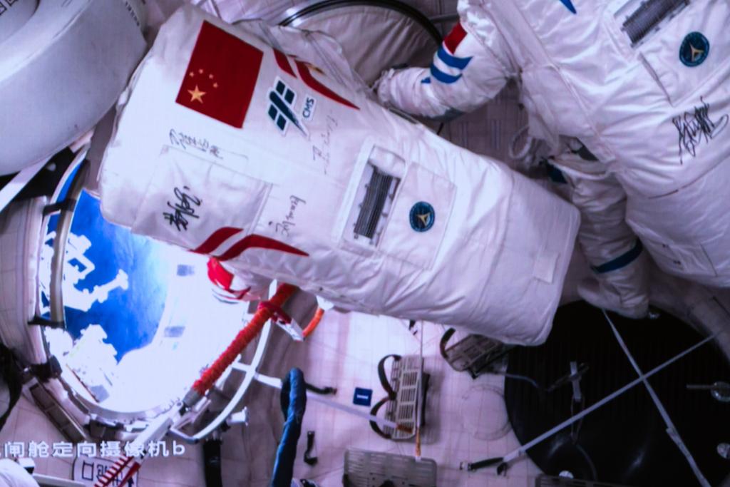 Tripulación de Shenzhou-17 completa primera caminata espacial