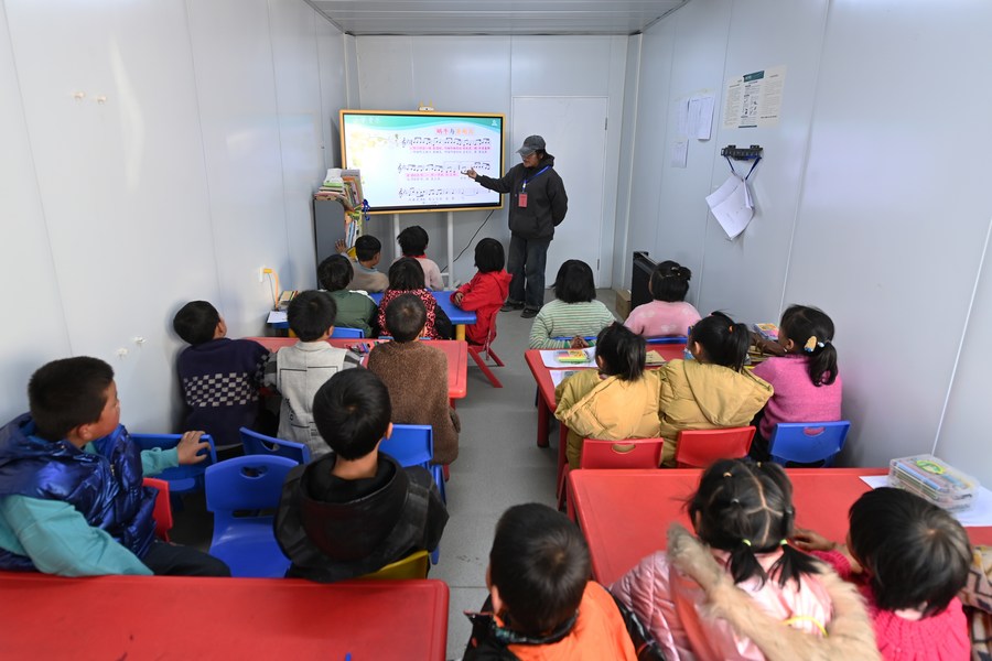 Estudiantes asisten a clase en un aula provisional en el pueblo de Dahejia del distrito autónomo de Bonan-Dongxiang-Salar de Jishishan, provincia de Gansu, en el noroeste de China, el 27 de diciembre de 2023. Un terremoto de magnitud 6,2 sacudió Jishishan, en la prefectura autónoma de la etnia hui de Linxia, el 18 de diciembre. (Xinhua/Fan Peishen)