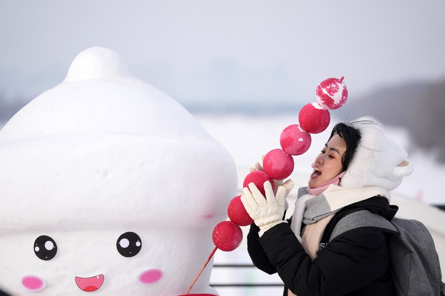 Una turista se divierte en el área escénica de la isla del Sol en Harbin, capital de la provincia de Heilongjiang, en el noreste de China, el 1 de enero de 2024. (Xinhua/Wang Jianwei)