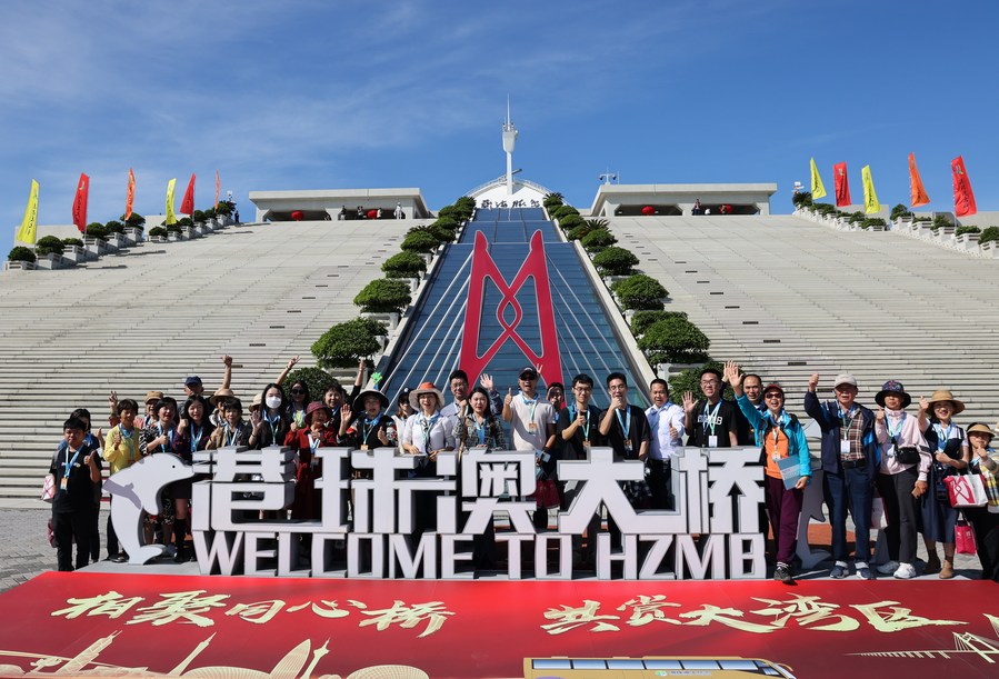 El primer grupo de turistas que visita la isla artificial oriental del puente Hong Kong-Zhuhai-Macao, en el sur de China, posa para una foto, el 15 de diciembre de 2023. (Xinhua/Liu Dawei)