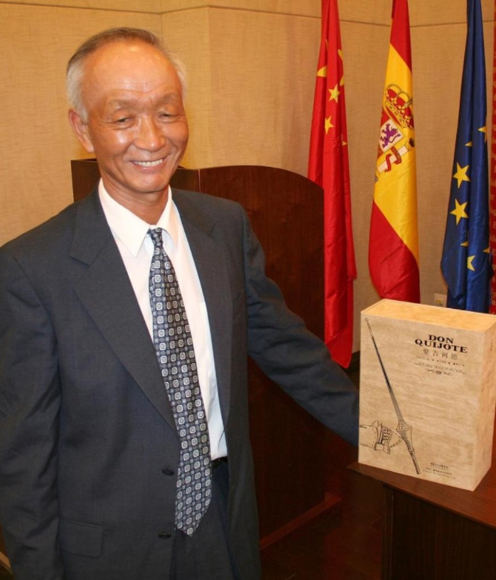 El Instituto Cervantes de Beijing presentó en sus instalaciones la última edición en chino de Don Quijote de la Mancha, traducida por el prestigioso hispanista Dong Yansheng, catedrático de la Universidad de Estudios Extranjeros de Beijing, el 12 de julio de 2006 en Beijing, China. (Xinhua)