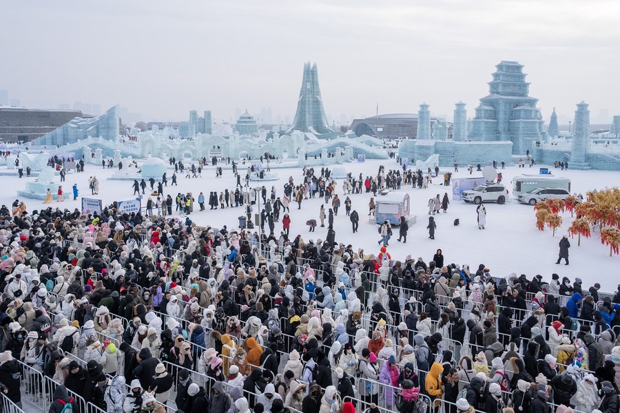 Turistas hacen cola para subirse a un tobogán de hielo en el parque Harbin Ice-Snow World, en Harbin, capital de la provincia nororiental china de Heilongjiang, el 1 de enero de 2024.  (Xinhua/Xie Jianfei)