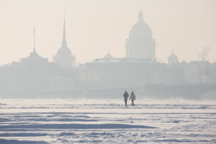 Imagen de archivo de personas caminando por el río Neva, en San Petersburgo, Rusia. (Xinhua/Irina Motina)