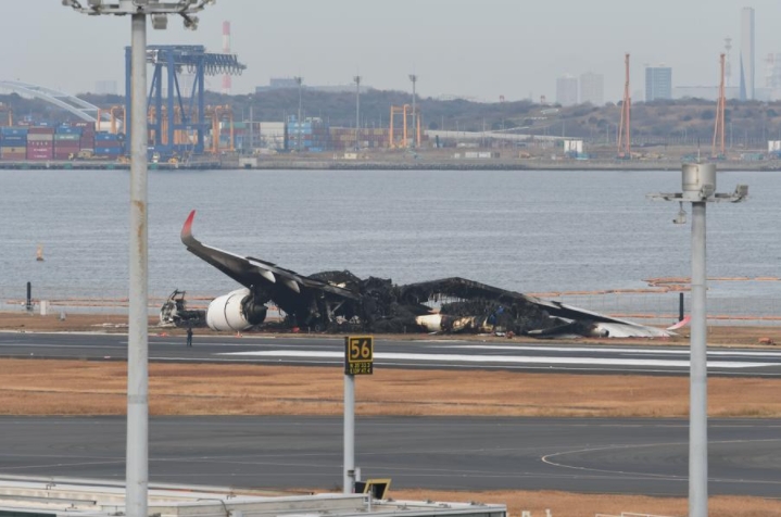 Imagen del 3 de enero de 2024 de los restos del vuelo 516 de JAL después de una colisión de aviones en el aeropuerto de Haneda, en Tokio, Japón. (Xinhua/Yue Chenxing)