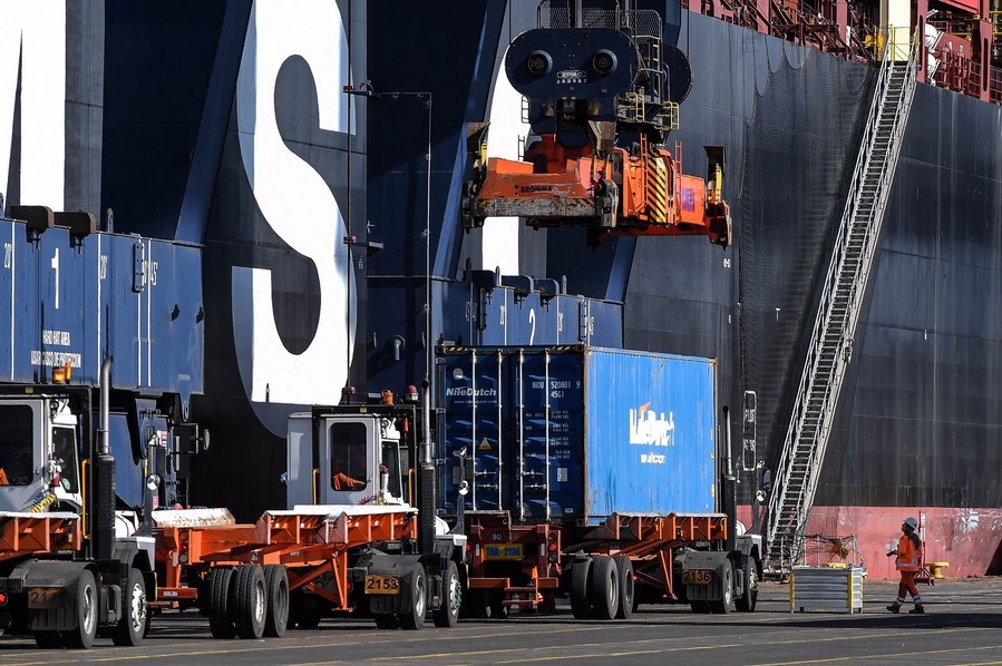 Imagen del 4 de enero de 2024 de un trabajador portuario revisando un contenedor en las dependencias de San Antonio Terminal Internacional S.A., en el puerto de San Antonio, en la región de Valparaíso, Chile. (Xinhua/Jorge Villegas)