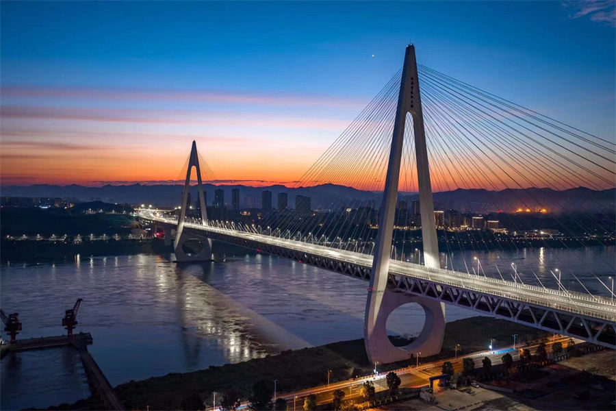 Descubre los fascinantes efectos visuales de la singular torre del puente de Chongqing