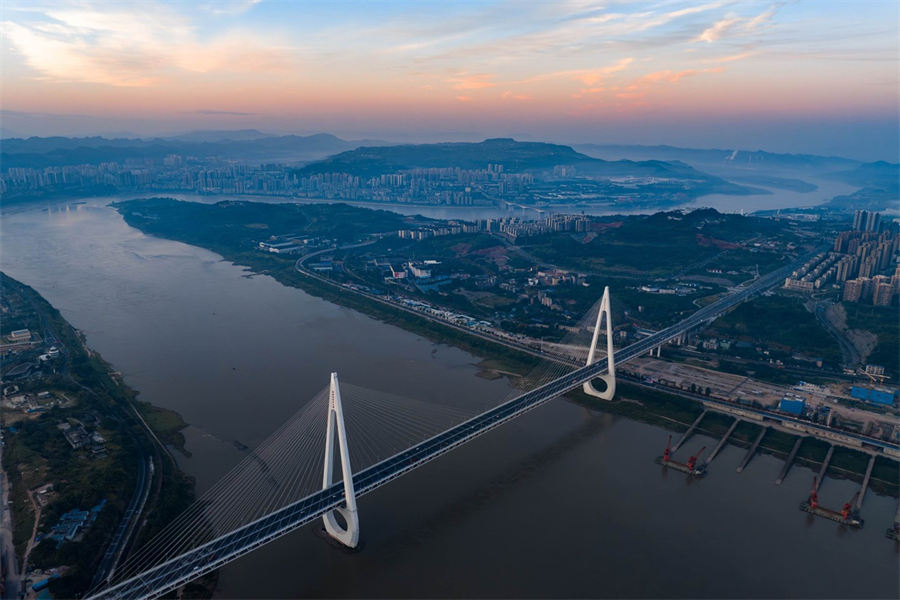 Descubre los fascinantes efectos visuales de la singular torre del puente de Chongqing