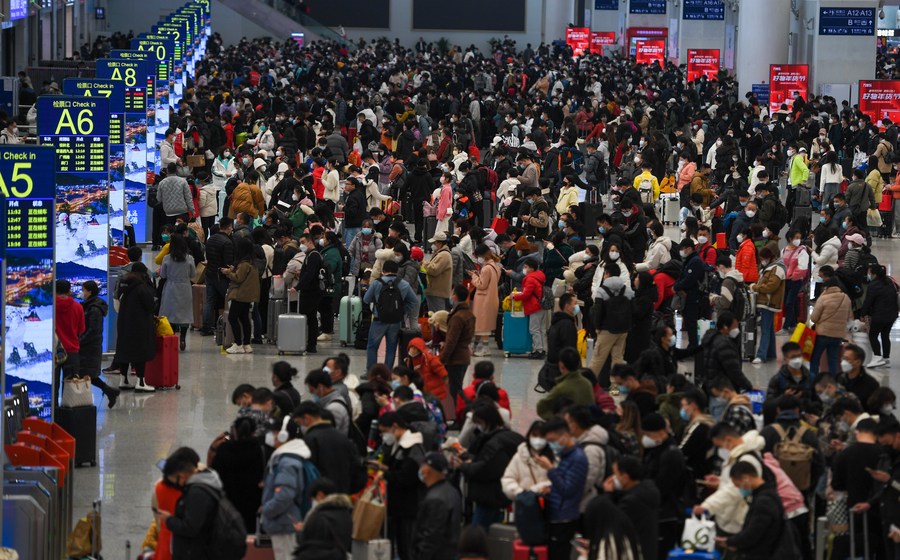 Imagen del 18 de enero de 2023 de pasajeros preparándose para abordar los trenes en la estación del ferrocarril Norte de Shenzhen, en Shenzhen, en la provincia de Guangdong, en el sur de China. (Xinhua/Mao Siqian)