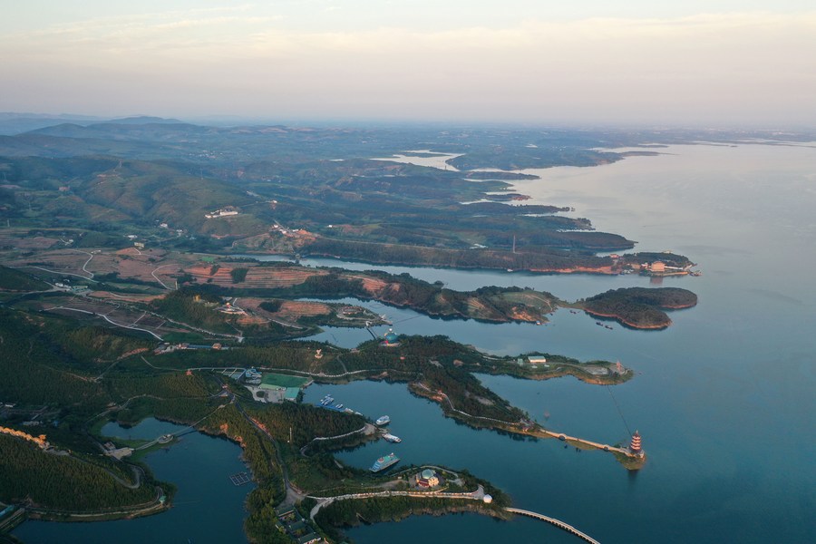 Vista aérea de archivo del 25 de agosto de 2020 del paisaje de la región del embalse de Danjiangkou en el distrito de Xichuan de Nanyang, provincia de Henan, en el centro de China. (Xinhua/Feng Dapeng)