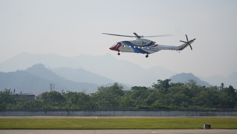 Un helicóptero utilitario civil de gran tamaño AC313A sobrevuela un aeropuerto, en Jingdezhen, provincia de Jiangxi, en el este de China, el 17 de mayo de 2022. (Xinhua/Hu Chenhuan)