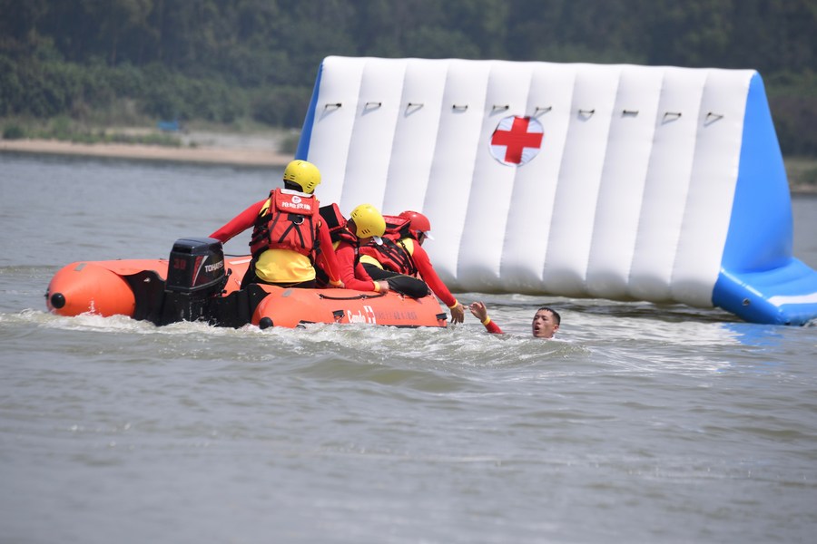 Imagen de archivo de rescatistas de un equipo de rescate participando en un ejercicio de salvamento acuático, durante un simulacro de rescate de emergencia, en Fuzhou, capital de la provincia de Fujian, en el sureste de China, el 10 de mayo de 2021. (Xinhua/Jiang Kehong)