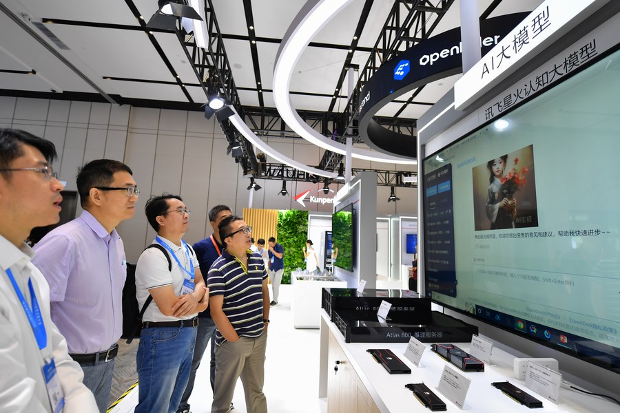 Visitantes se informan sobre un modelo de lenguaje de gran tamaño impulsado por inteligencia artificial, durante la Conferencia Mundial de Computación 2023, que se celebra en la ciudad de Changsha, capital de la provincia de Hunan, en el centro de China, el 15 de septiembre de 2023. (Xinhua/Chen Zeguo)