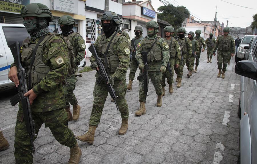 Militares llegan a vigilar un centro de rehabilitación social en Quito, capital de Ecuador, el 9 de enero de 2024. (Xinhua/Str)