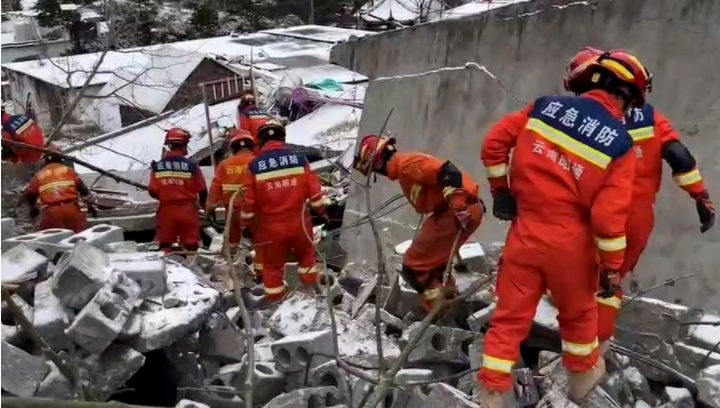 Esta imagen del 22 de enero de 2024 muestra a rescatistas trabajando en el sitio de un deslizamiento de tierra ocurrido en la aldea Liangshui, del poblado Tangfang, en la ciudad de Zhaotong de la provincia suroccidental china de Yunnan. (Xinhua)