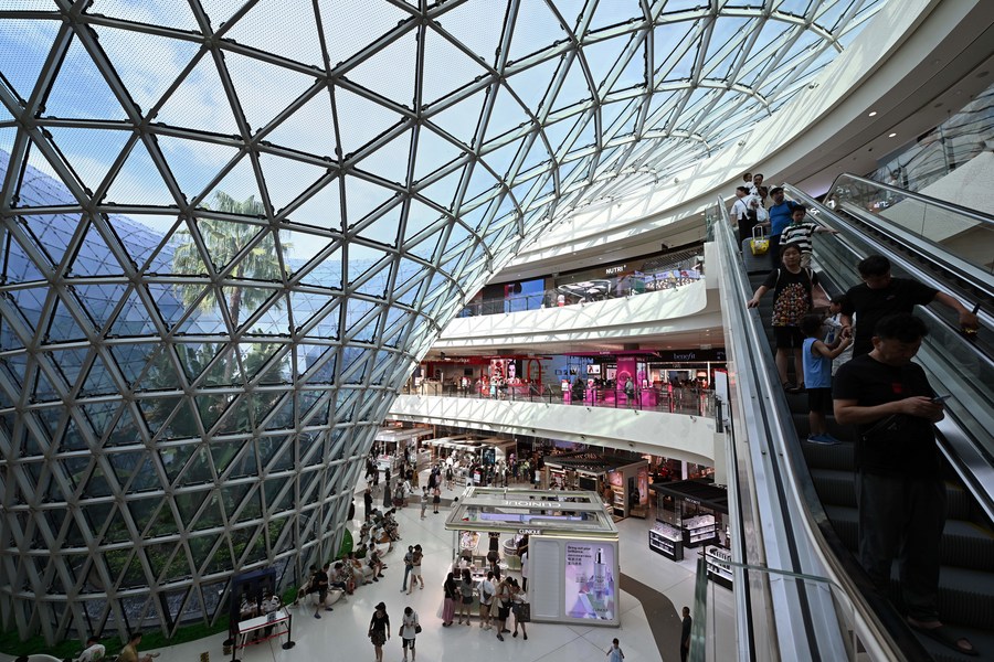 Turistas visitan un centro comercial libre de impuestos en Sanya, en la provincia meridional china de Hainan, el 30 de septiembre de 2023. (Xinhua/Guo Cheng)