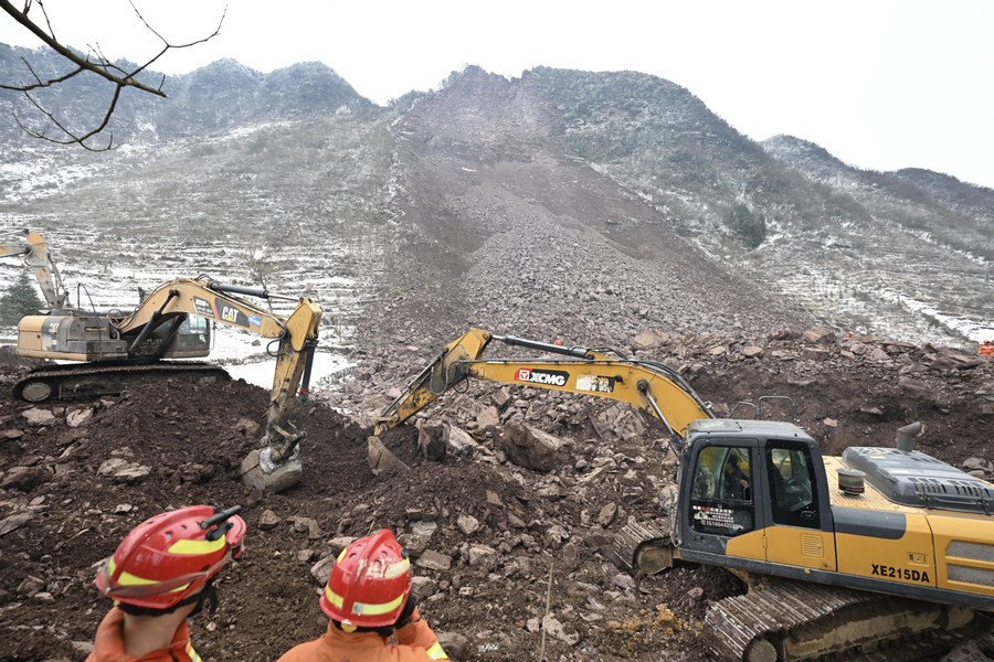 Rescatistas trabajan en el sitio de un deslizamiento de tierra, en la aldea de Liangshui, en el poblado de Tangfang, en la ciudad de Zhaotong, en la provincia de Yunnan, en el suroeste de China, el 22 de enero de 2024. (Xinhua/Yue Yuewei)