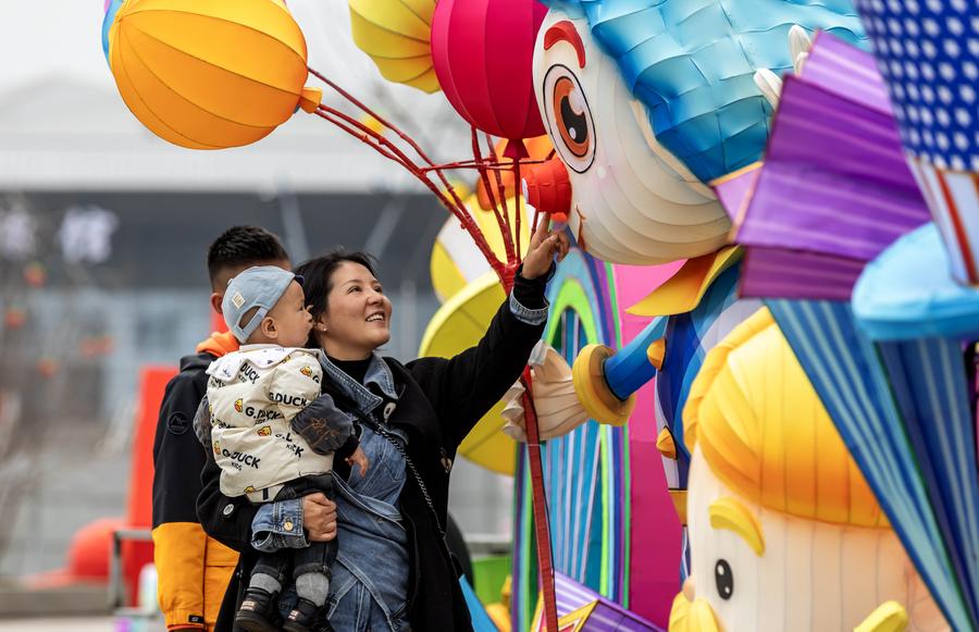 Ciudadanos observan linternas en un centro deportivo en la ciudad de Qianxi en la provincia de Guizhou, suroeste de China, el 14 de enero de 2024. (Xinhua/Fan Hui)