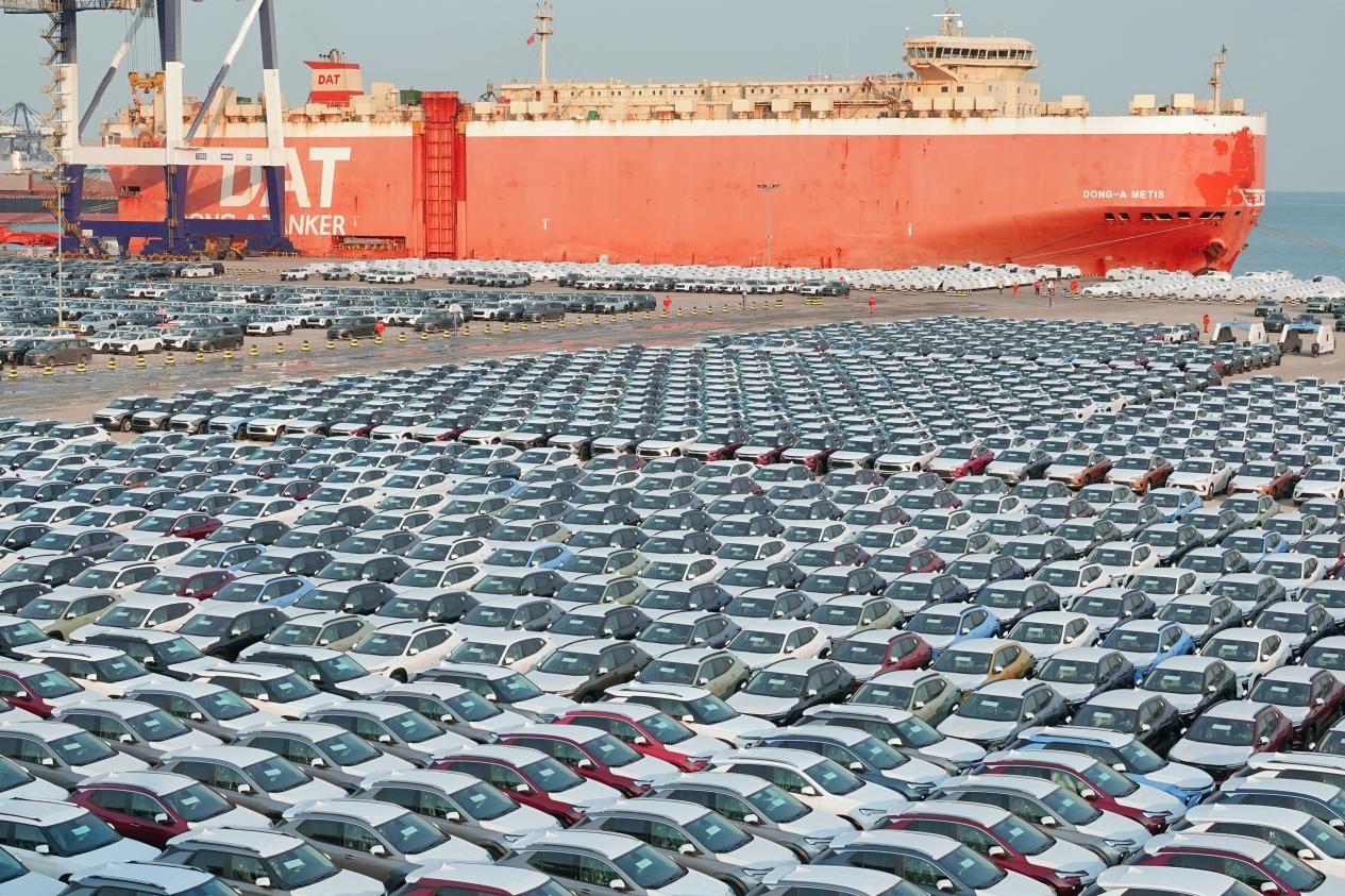 Los vehículos fabricados en China están listos para su envío y exportación desde el puerto de Yantai, provincia de Shandong, 8 de enero del 2024. (Foto: Tang Ke/ Diario del Pueblo digital)