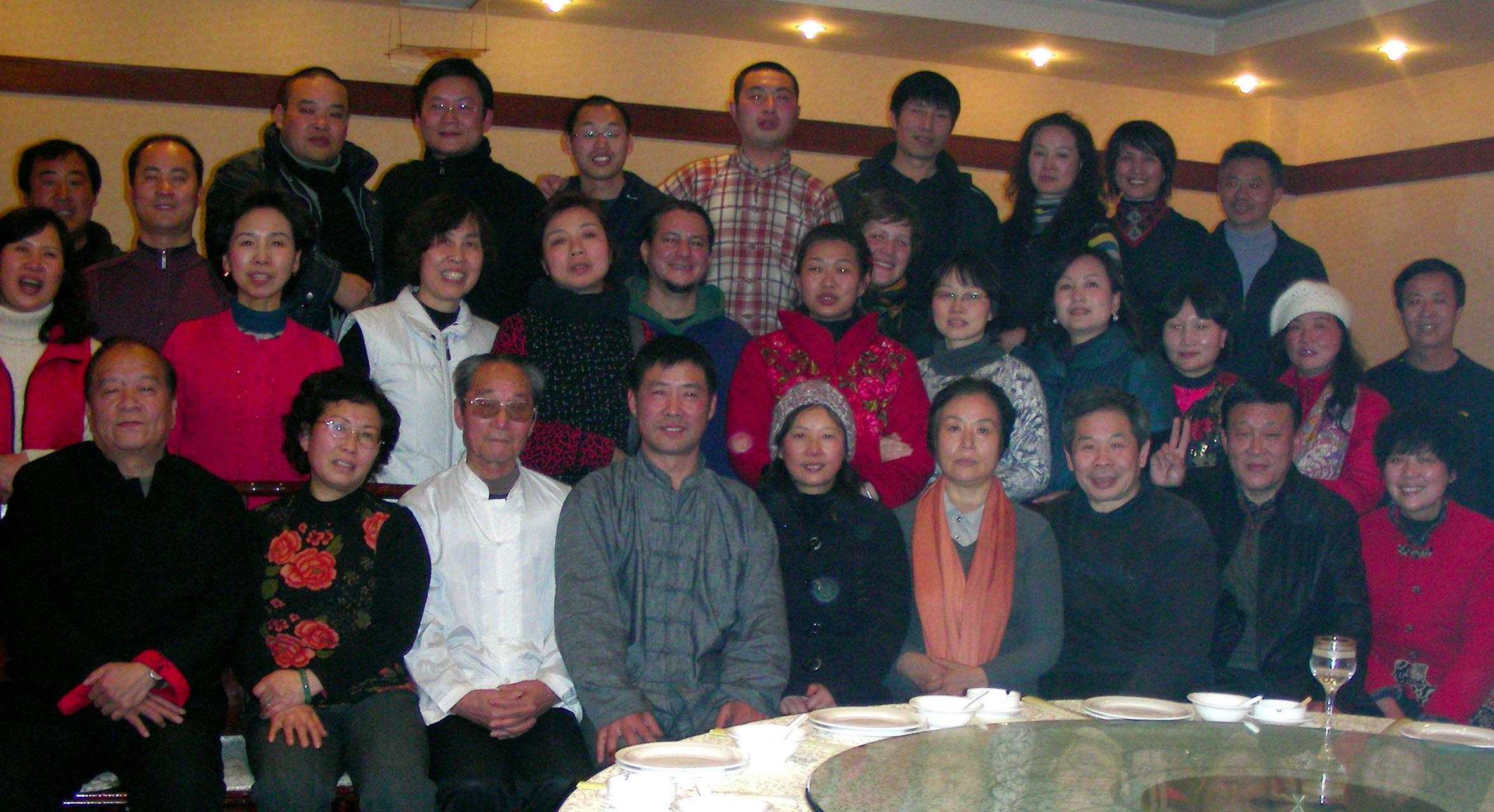 Carlos Castillo (segunda fila al centro) junto a sus maestros y compañeros de la escuela de artes marciales, celebrando juntos el Festival de la Primavera en Wuhan, 2018.