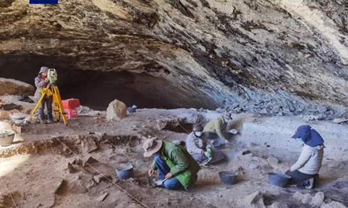 Sitio de excavación en la cueva de Meilongdapu, meseta Qinghai-Xizang. (Foto: Equipo arqueológico)