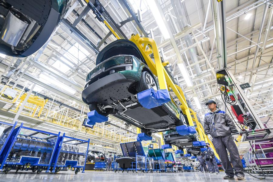 Vista parcial de una línea de montaje del fabricante chino de vehículos eléctricos Li Auto Inc. en Changzhou, ciudad de la provincia oriental de Jiangsu, el 15 de febrero de 2023. (Xinhua/Li Bo)