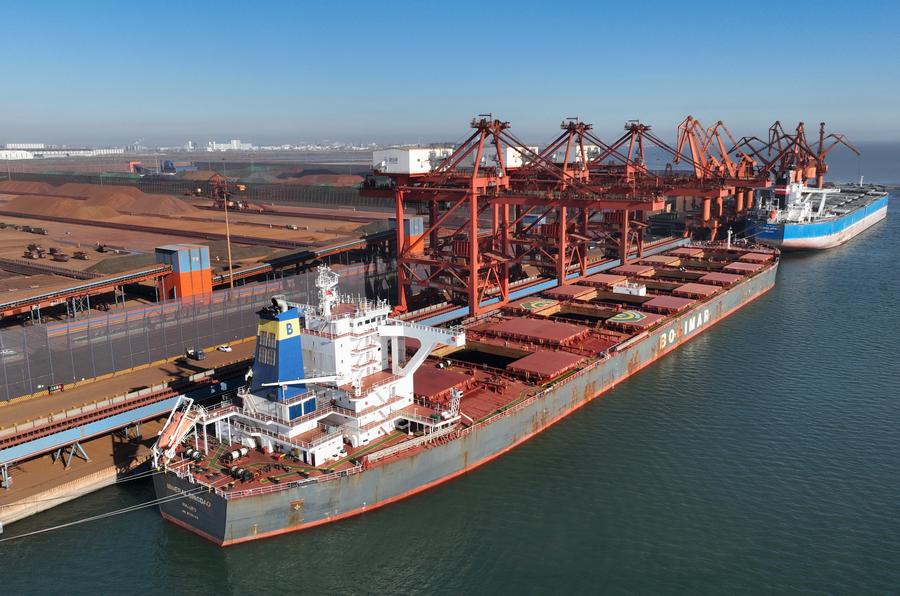 Vista aérea tomada por un dron de barcos en una terminal de minerales del puerto de Tangshan, en la provincia de Hebei, en el norte de China, el 15 de enero de 2024. (Xinhua/Yang Shiyao)