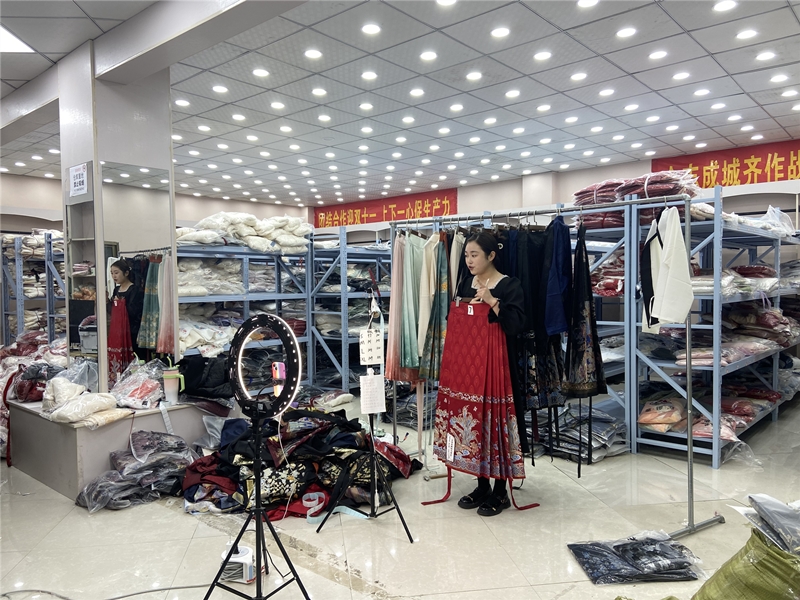 El 24 de enero, en la empresa Yunmu Clothing Co., Ltd., aldea de Daji, condado Caoxian, ciudad de Heze, provincia de Shandong, la presentadora mostrabaun traje Hanfu a la audiencia. (Foto de Zhou Linjia, Diario del Pueblo digital)