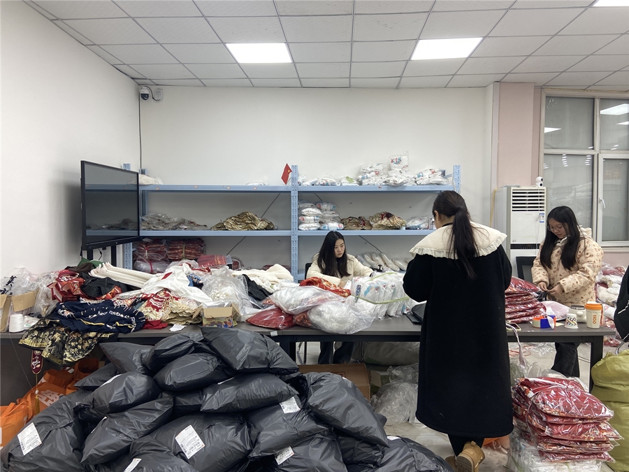 El 24 de enero, en la empresa Yunmu Clothing Co., Ltd. en la aldea de Daji, condado Caoxian, ciudad de Heze, provincia de Shandong, las trabajadoras empaquetaban trajes Hanfu para enviarlos a todas partes del país. (Foto de Zhou Linjia, Diario del Pueblo digital)