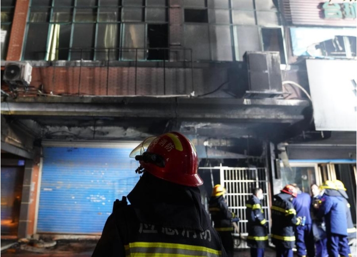 Imagen del exterior del edificio donde se registró un incendio en la ciudad de Xinyu, de la provincia oriental china de Jiangxi, el 24 de enero de 2024. (Xinhua/Zhou Mi) 