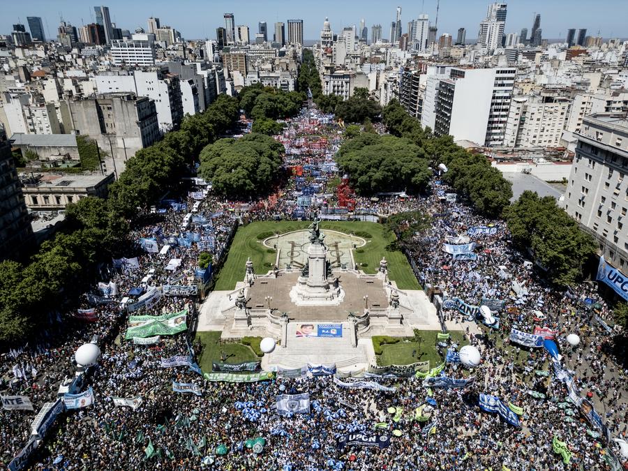 Imagen tomada con un dron el 24 de enero de 2024 de la Plaza de los Dos Congresos durante una manifestación en el marco del paro general de actividades dispuesto por sindicatos y organizaciones sociales, en la ciudad de Buenos Aires, capital de Argentina, el 24 de enero de 2024. El Gobierno de Argentina rechazó el miércoles el paro general de actividades dispuesto por sindicatos y organizaciones sociales, y atribuyó la medida de protesta a "sindicalistas mafiosos, gerentes de la pobreza, jueces cómplices y políticos corruptos" que buscan defender "sus privilegios" y resisten "el cambio que decidió la sociedad democráticamente y que lidera" el presidente Javier Milei. (Xinhua/Ezequiel Putruele)