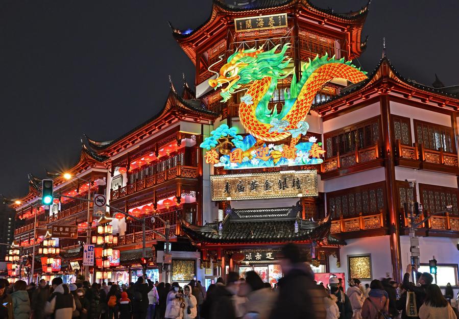 Personas visitan la feria de faroles del Jardín Yuyuan en Shanghai, en el este de China, el 21 de enero de 2024. (Xinhua/Liu Ying)