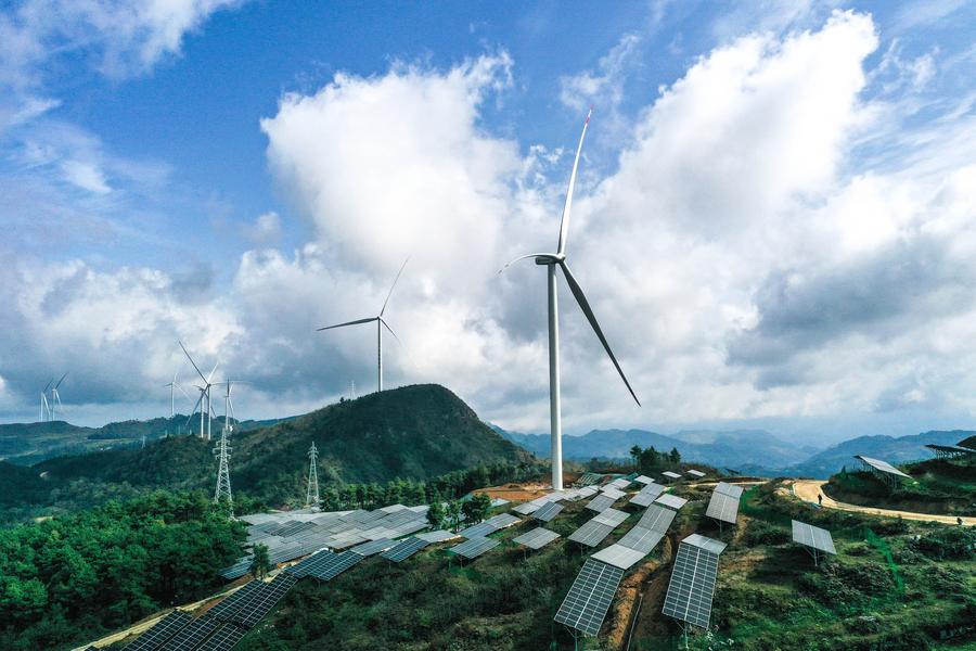 La foto aérea, tomada el 16 de noviembre de 2023, muestra el proyecto eólico-fotovoltaico de Dingdongpo en el distrito de Shiqian de la ciudad de Tongren, en la provincia suroccidental china de Guizhou.  (Xinhua/Yang Wenbin)