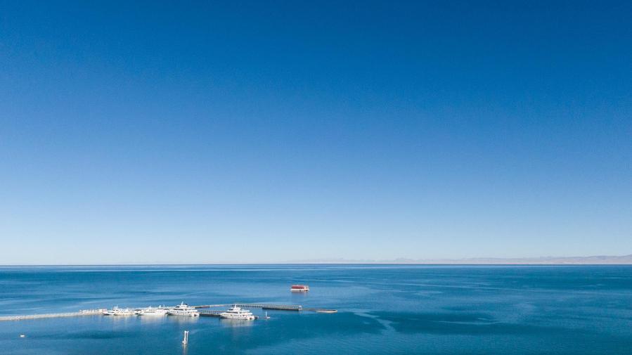 La foto aérea, tomada el 23 de noviembre de 2023, muestra una vista del lago Qinghai en la provincia del mismo nombre, ubicada en el noroeste de China. (Xinhua/Wang Yan)