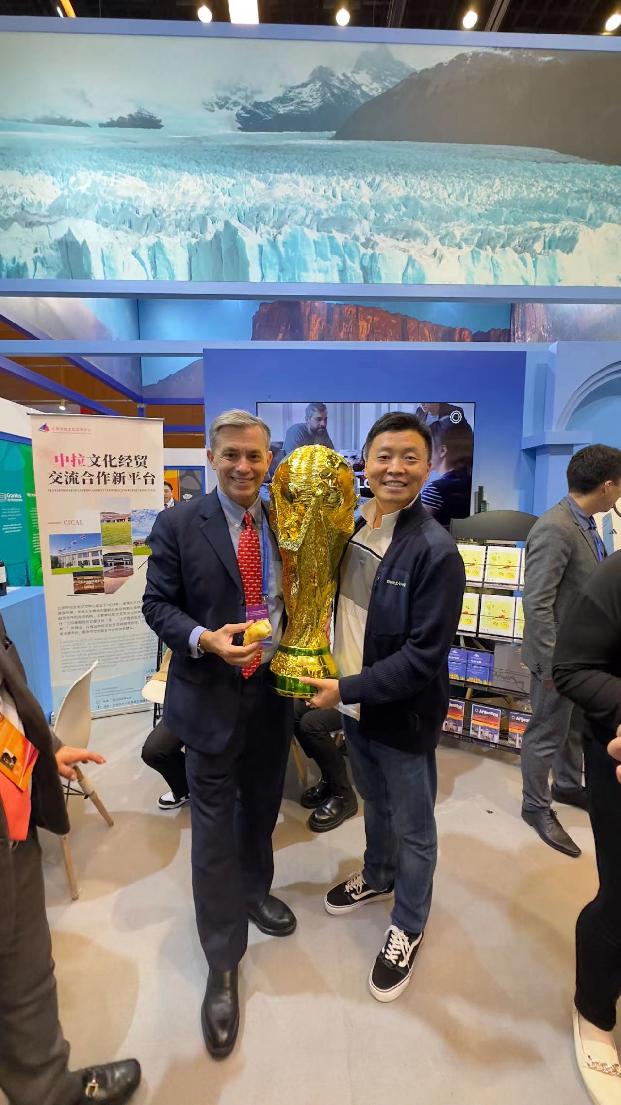 Maximiliano Postigo celebra en Shanghai, con sus colegas chinos, el triunfo de Argentina en la Copa Mundial Qatar 2022.  (Foto: cortesía)