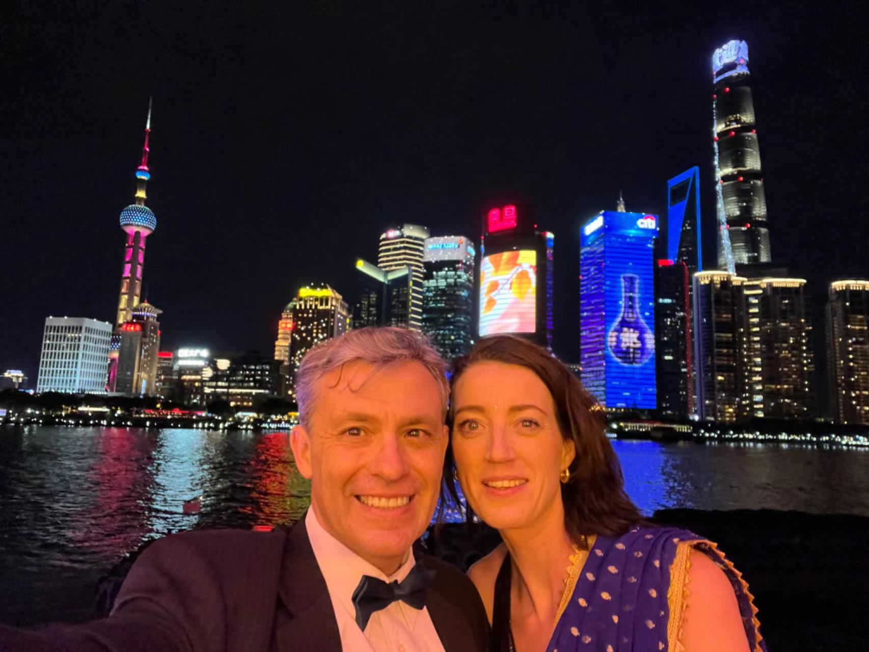 Maximiliano Postigo junto a su esposa durante las celebraciones del Festival de la Primavera en Shanghai. (Foto: cortesía)