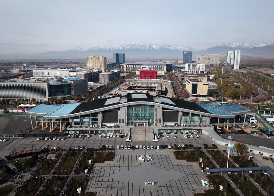 Panorámica aérea del Centro Internacional de Cooperación Fronteriza de Horgos, en la región autónoma uygur de Xinjiang, en el noroeste de China, y limítrofe con Kazajistán. (Xinhua/Li Xin)