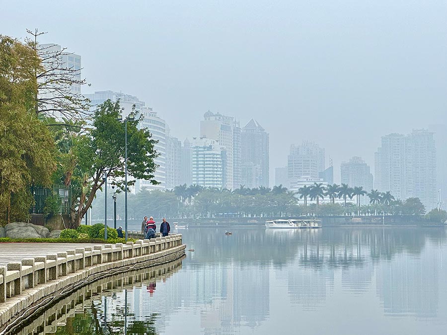 El lago Yundang en la niebla es como un país de hadas en la tierra