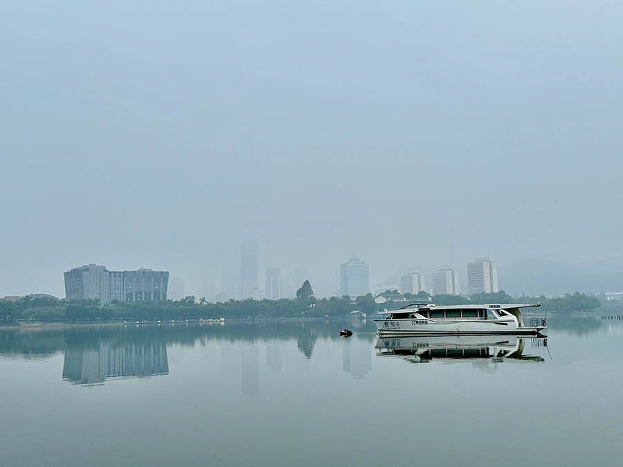 El lago Yundang en la niebla es como un país de hadas en la tierra