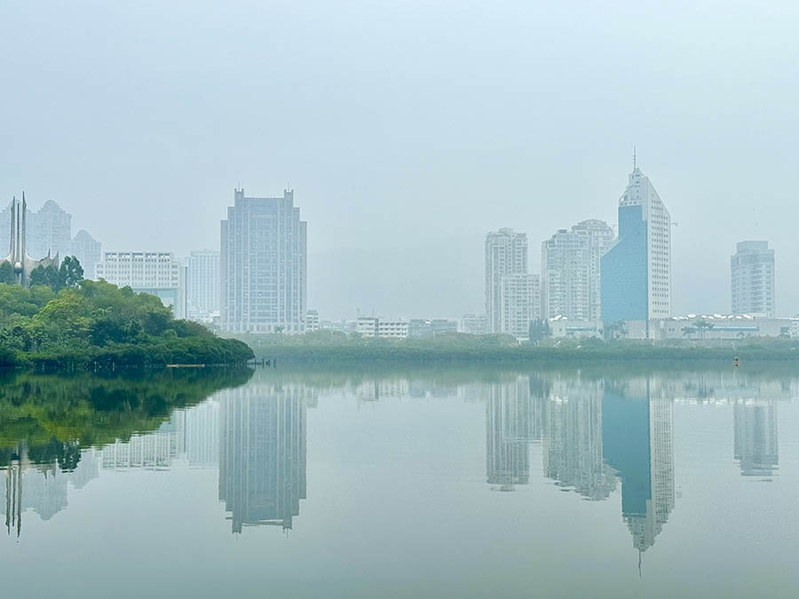 El lago Yundang en la niebla es como un país de hadas en la tierra