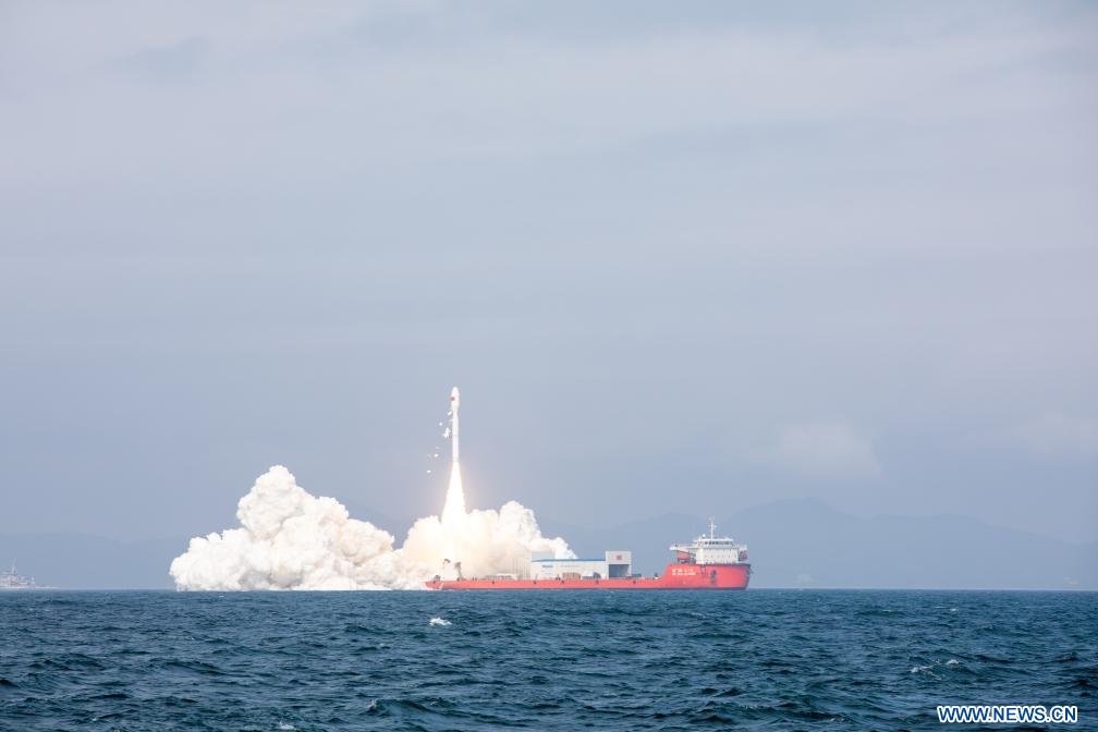 Un cohete portador Smart Dragon-3 (SD-3) transportando nueve satélites despega desde las aguas frente a la costa de Yangjiang, una ciudad en la provincia de Guangdong, en el sur de China, el 3 de febrero de 2024. El Centro de Lanzamiento de Satélites de Taiyuan lanzó el cohete a las 11:06 (hora de Beijing) el sábado. Los nueve satélites fueron enviados con éxito a la órbita planificada. (Xinhua/An Di)