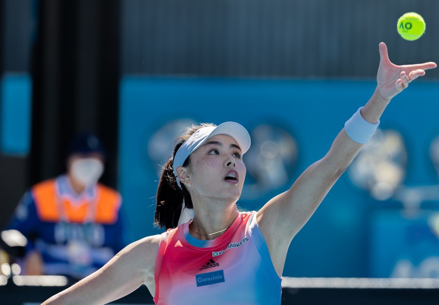 Imagen de archivo de Wang Qiang, de China, sirviendo la pelota a Alison Van Uytvanck, de Bélgica, durante el partido de segunda ronda individual femenino del torneo de tenis Abierto de Australia 2022, en Melbourne, Australia, el 19 de enero de 2022. (Xinhua/Hu Jingchen)