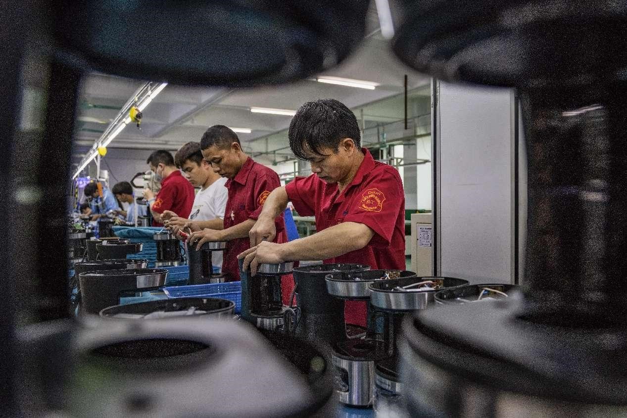 Estas máquinas de café se fabrican en un taller de una empresa de electrodomésticos en Foshan, provincia de Guangdong, en el sur de China. (Foto de Qiu Xinsheng/Diario del Pueblo digital)