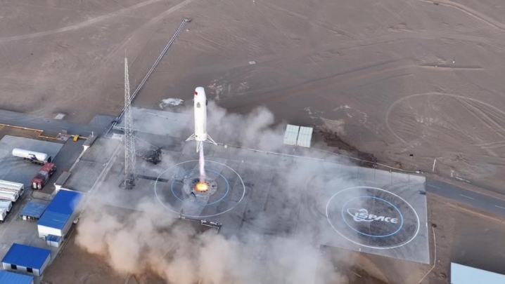 Esta fotografía aérea tomada el 10 de diciembre de 2023 muestra un cohete comercial reutilizable chino, denominado SQX-2Y, al despegar desde el Centro de Lanzamiento de Satélites de Jiuquan, ubicado en el noroeste de China, durante su segunda misión de prueba de vuelo. (Xinhua/Cortesía)