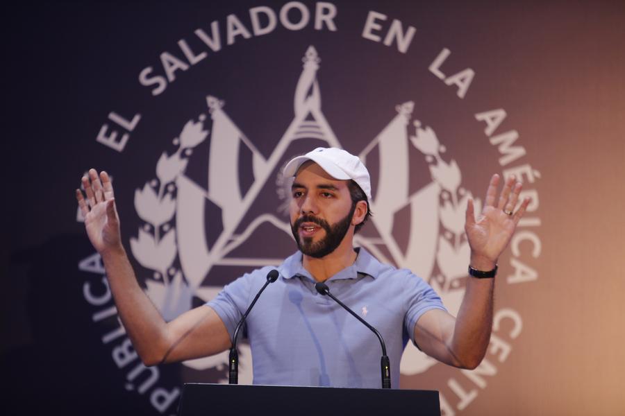 Nayib Bukele, candidato presidencial del partido Nuevas Ideas (NI), habla en una conferencia de prensa durante las elecciones presidenciales y legislativas, en el departamento de San Salvador, El Salvador, el 4 de febrero de 2024. (Xinhua/Alexander Peña)